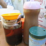 新香園(堅記) - 卓上の調味料