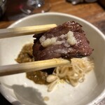 串焼 文福 - 牛串はニンニクを少し塗す