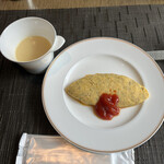 オールデイダイニングオーキッド - 朝食ビュッフェ６０００円。コーンスープ、ライブキッチンのオムレツ。ホテルのコーンスープは、実力の差が出るような気がします（╹◡╹）
