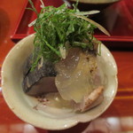 恵比寿　くろいわ - 鰹の燻製。でもいレア感を大事にしています。