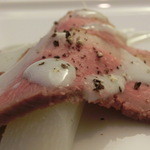 トラットリア バーチ - これがなかなか旨し(北海道産鴨とﾎﾜｲﾄｱｽﾊﾟﾗｺﾞﾙｺﾞﾝｿﾞｰﾗﾁｰｽﾞかけ)