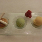 トラットリア バーチ - ｺｰｽﾃﾞｻﾞｰﾄのｼﾞｪﾗｰﾄ盛り合わせ(ｵﾚﾝｼﾞ､青ﾘﾝｺﾞ、ｷｬﾗﾒﾙ)