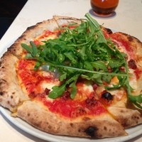 イタリアーナ エノテカ ドォーロ - 生ハムのミンチと半熟たまごのピザ