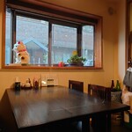 お料理ひろせ - 店内入って右のテーブル席から外方向。