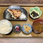 味噌と鮮魚と純米酒 穂 - 本日の焼魚定食（赤魚の西京焼き） ¥880