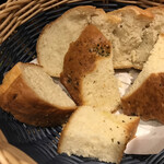 トラットリア クイント - おかわり自由のパン