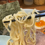 横浜家系らーめん 五十三家 - 麺は中太の短い縮れ麺