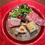 Ristorante Orobianco - イベリコ豚サラミやボローニャハムなどのシャルキュトリーもあれば、フリッタータにピクルスや合鴨スモークなどバランスよい前菜