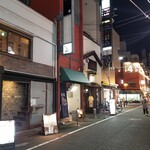 旨倖 - ハイボールバー隣の赤いビルが目印