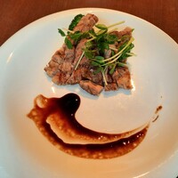 RISTORANTE Orobianco - メインもなかなかのボリューム！フランス産豚肩ロースのロースト、バルサミコのソース