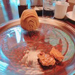 レ・ザンジュ - 鎌倉彫りトレーの上にガラスのお皿を乗せて