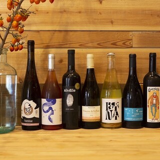 Over 30 types of carefully selected natural wines. Cheers with delicious drinks