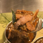 ゼロワンカレーA.o.D - ①スモークラム肉のビンダルー