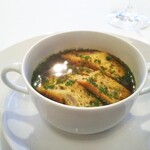 Ginza Habsburg Veilchen - スープ　牛スネ肉と根菜をじっくり煮込んだウィーンのコンソメスープ“リンドズッペ”　数種の茸を使った香ばしいスポンジ生地“ショーベル”を浮かべて