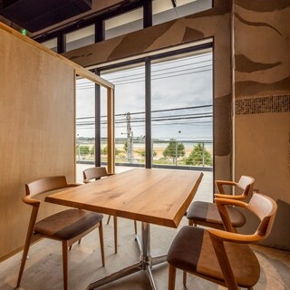 海を眺めながらお食事が楽しめます。