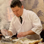 Uemura - ご主人の植村さんは、東京、大阪、神戸の老舗料理さんで修業され2007年の30歳で『料理屋植むら』をオープン。雰囲気は料理人というより、見た目はちょっといかつい経営者のよう。