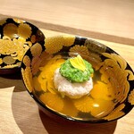 Uemura - ②椀物
                        〜毛蟹の真薯、叩きオクラ。出汁は京都は違う、割としっかりした味わい。利尻昆布が効いている。
