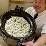 Uemura - ⑫松茸の炊き込みご飯
                        〜松茸の香り立つ炊き込みご飯、たっぷりの松茸のシャリシャリとした歯応えが気持ちよく深まる秋の香り。香の物も。