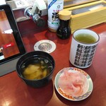 沖寿司 - 味噌汁お代わり～って声が何度か聞こえてたので、無料でお代わりできるのかもしれません。