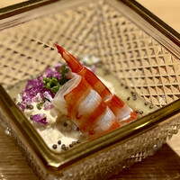 料理屋 植むら - ①先付
                    〜摺流し焼き茄子、汲み上げ湯葉、車海老、荏胡麻の実、穂紫蘇。切子細工の美しい器に負けない車海老のグラデーション。茄子の摺流しと汲み上げ湯葉が主張を抑えた味わいに仕上げている。