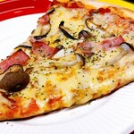 PIZZA SEIDO SLICE - きのことベーコンのピザ