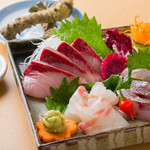 Tori Dainingu Bikkuriya - 魚市場直送　刺身盛り合わせ（3点盛り）
