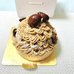 Pâtisserie Ryoco - お店のＨＰには
                「アーモンドベースの軽い生地にラム酒香るムースリーヌ。 和栗のシブースト、生クリームの4層のハーモニー。」
                と記載されています。