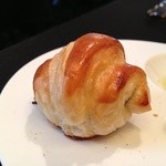 ガストロノミー ジョエル・ロブション - 2013年5月アンチョビ入りミニクロワッサン♪