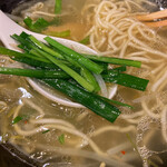Hakata Nirasoba Kumagusuya - 好みに応じてスープの熱さでニラを加熱
