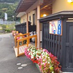 うなぎ亭 友栄 - 『うなぎ亭 友栄』のお店の前は、綺麗な花壇の花で飾ってあり、これも評判が良いです。