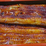 うなぎ亭 友栄 - 鰻の大きさは、大きくて1匹なのに 一部は「二段重ね」になっています。