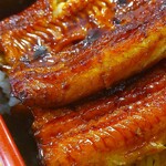 うなぎ亭 友栄 - 鰻の大きさは、大きくて1匹なのに 一部は「二段重ね」になっています。