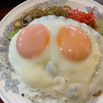 丸千葉 - 焼きそばを覆い隠す目玉焼き
