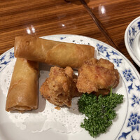 横浜中華街 重慶飯店 本館 - 鳥の唐揚げと春巻き