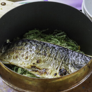 Enjoy a masterpiece made with high-quality mackerel and dashi soy sauce in a piping hot earthenware pot.