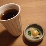 粟 - ウーロン茶と突き出し