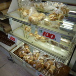 木村屋總本店　工場直売店 - こちらの棚も袋で安い