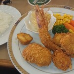 レストラン山水 - フィッシャーマンズのミックスフライ有頭天使の海老･帆立･イカ･タラバガニのクリームコロッケ（タルタルソース添え）