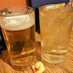 Jidori Semmon Tenii Toko Dori - 打合せの間放置したので泡がなくなってしまったビールでチアーズ スリムジョッキではないのがうれしい