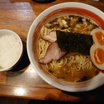 麺屋 悠 - 味噌そば大盛、トッピングの味玉、そしてランチサービスライス