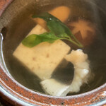 料亭 大友楼 - @松茸進上土瓶蒸し
      様々な食素材がジンワリと滲む…
      すまし汁が滋味深くて堪らんわ‼️(*´ω`*)