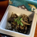 料亭 大友楼 - @ゴリの加賀煮(加賀郷土料理)
      ゴリ(かじか)のホロ苦さに甘味付け
      山椒がピリッと効いて…コリャ〜酒に合いますね
      青手九谷の蓋モノ陶磁器も美しいわ
      