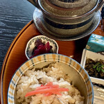 料亭 大友楼 - @松茸進上土瓶蒸し 
      @季節の炊き込みご飯
      お替りOKでしたがお腹イッパイで今回はパス