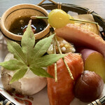 料亭 大友楼 - @口取八種
      色鮮やかな銀杏.サツマイモ.焼鮭.もずく酢など旬前菜　　色合いとコンビネーションが季節感を感じせ素晴らし
      