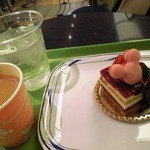 チックタック・ダイナー - （2013/4月）ランド30周年記念の「ピスタチオのビスキュイとホワイトチョコレートのムース」とホットコーヒー