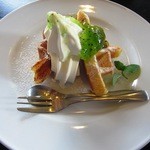 田舎カフェ オーチャード - ランチドルチェの「ワッフルソフトクリーム添え」