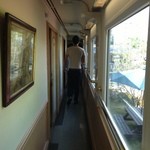 ア・タ・ゴール - 旅気分が盛り上がる！旅客車両内の廊下。