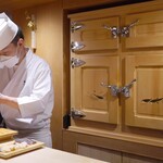 恵比寿 鮨 ふじまさ - 大将の後ろは冷蔵庫