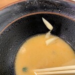 横浜家系ラーメン 一刀家 - スープ飲み終わるまぎわに、ざく切り新生姜酢漬け投入