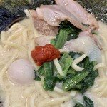 横浜家系ラーメン 一刀家 - うずら入り、にんにく＆豆板醤を投入